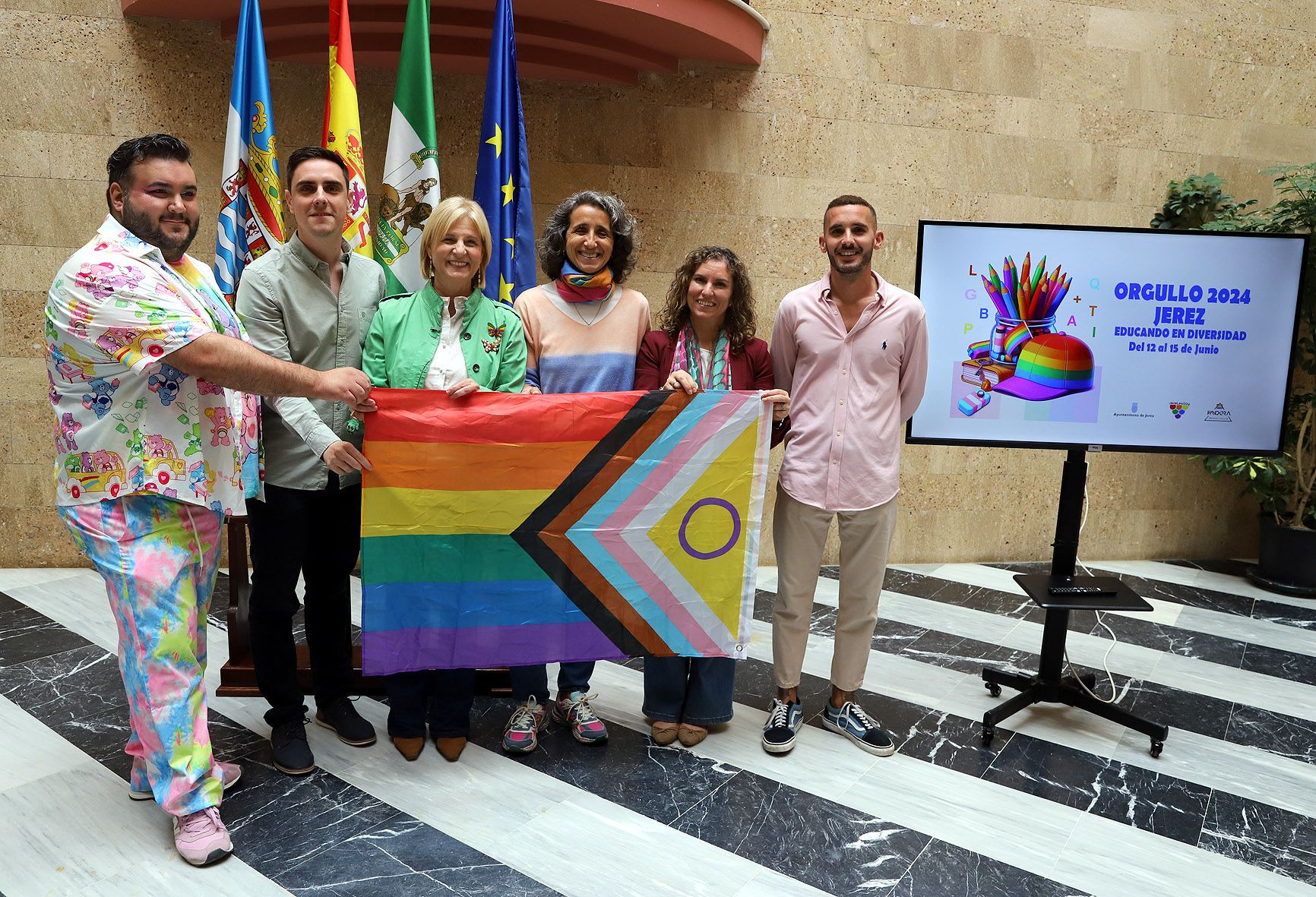 Representantes de Jerelesgay y del Ayuntamiento de Jerez presentan el cartel del Día del Orgullo LGTBIQ+ 2024 y actividades como el Brindis Arcoiris del Miércoles de Feria.  AYUNTAMIENTO DE JEREZ