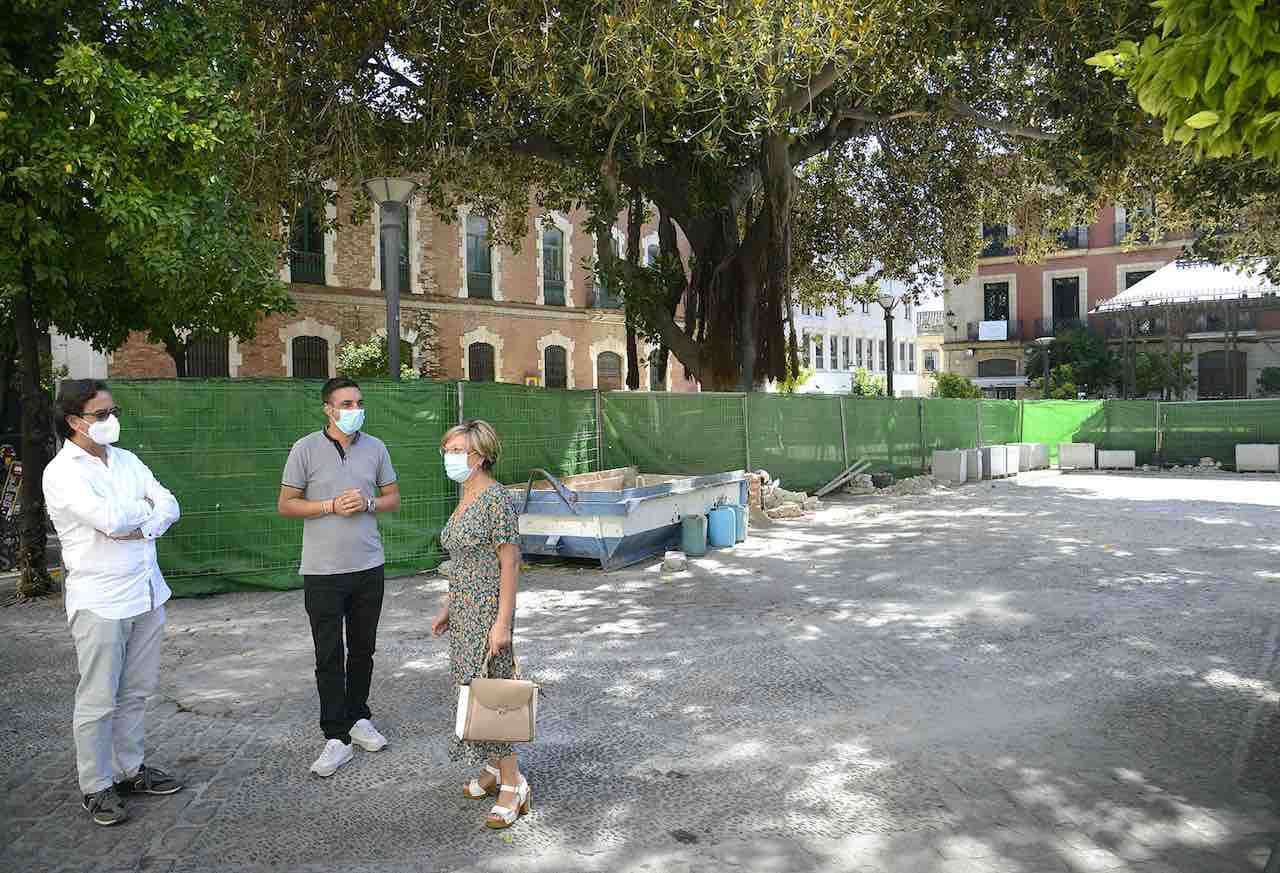 Un momento de la visita a las obras en la Alameda del Banco.