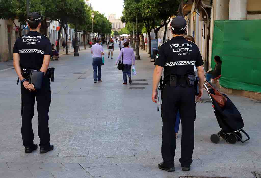 Dos agentes de Policía Local en el centro de Jerez, en una imagen de archivo.