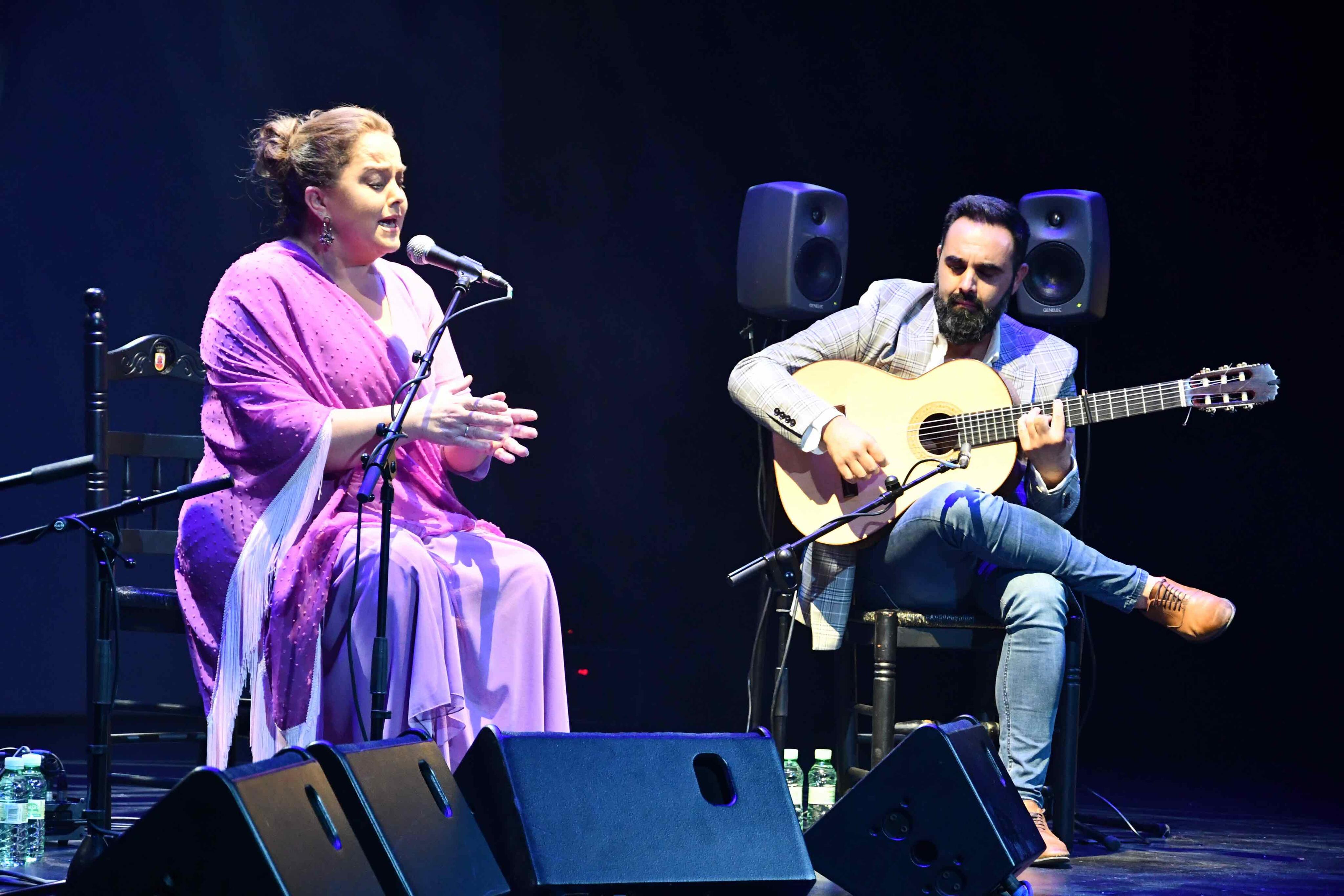 La cantaora Paqui Lara acompañada de Manuel Peralta.