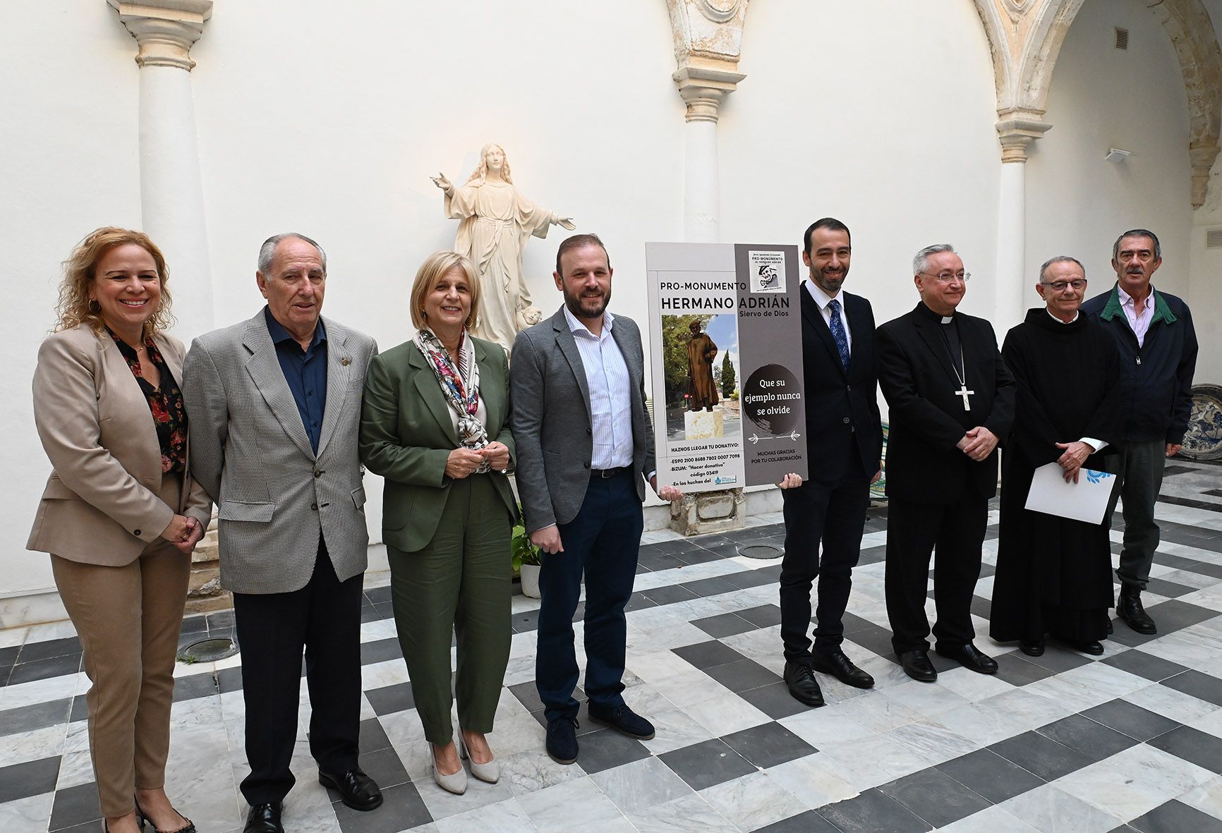 La alcaldesa expresa el apoyo del Ayuntamiento a la iniciativa de la Comisión Pro-Monumento al Hermano Adrián . La alcaldesa expresa el apoyo del Ayuntamiento a la iniciativa de la Comisión Pro-Monumento al Hermano Adrián .