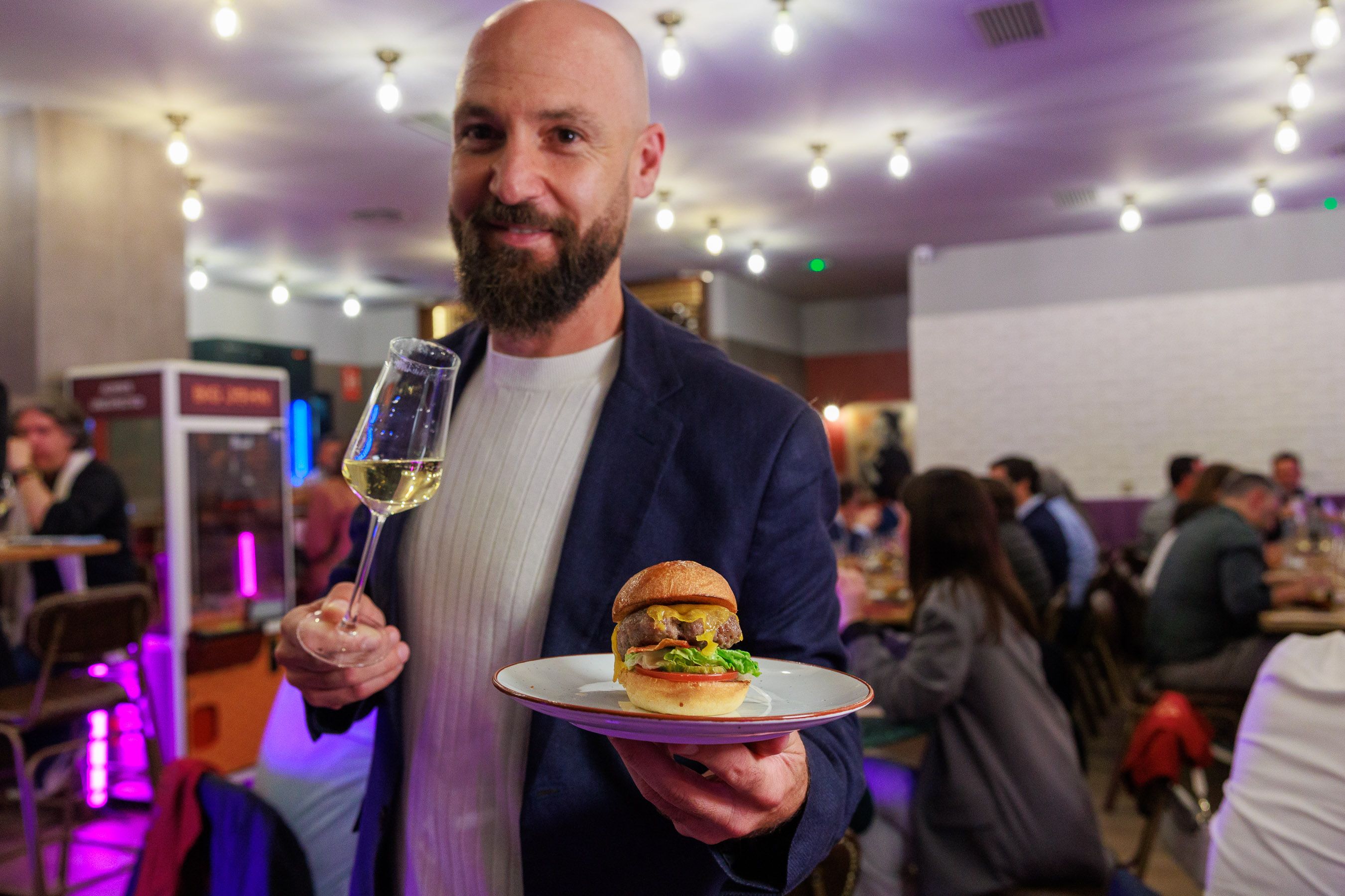 Juan Ruiz-Henestrosa y su particular mezcla de hamburguesas premium y vinos de la tierra, en una imagen del antiguo local en Jerez.