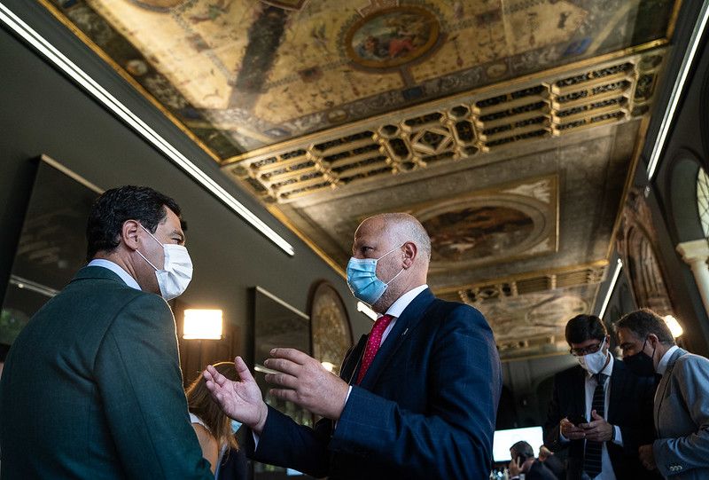 Imbroda conversa con el presidente Moreno Bonilla, en una imagen reciente. FOTO: JUNTA