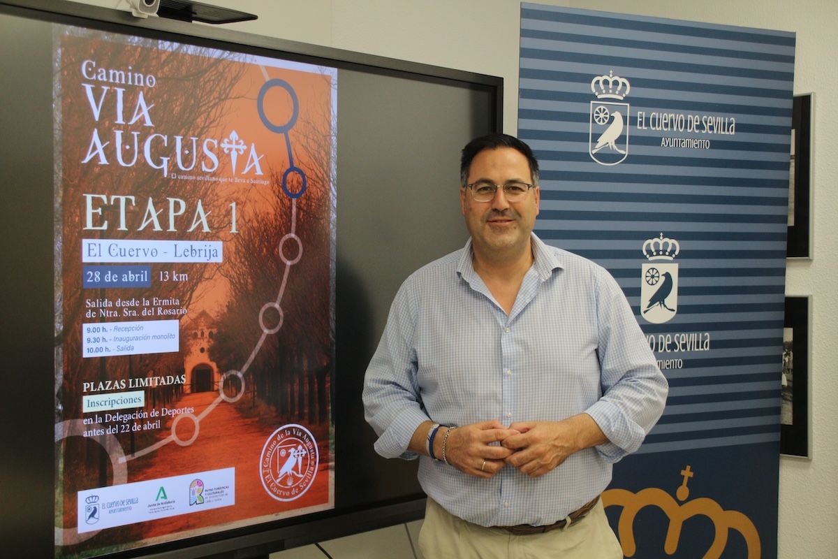 El delegado de Sostenibilidad Ambiental, Silvestre Castells, junto al cartel promocional. 