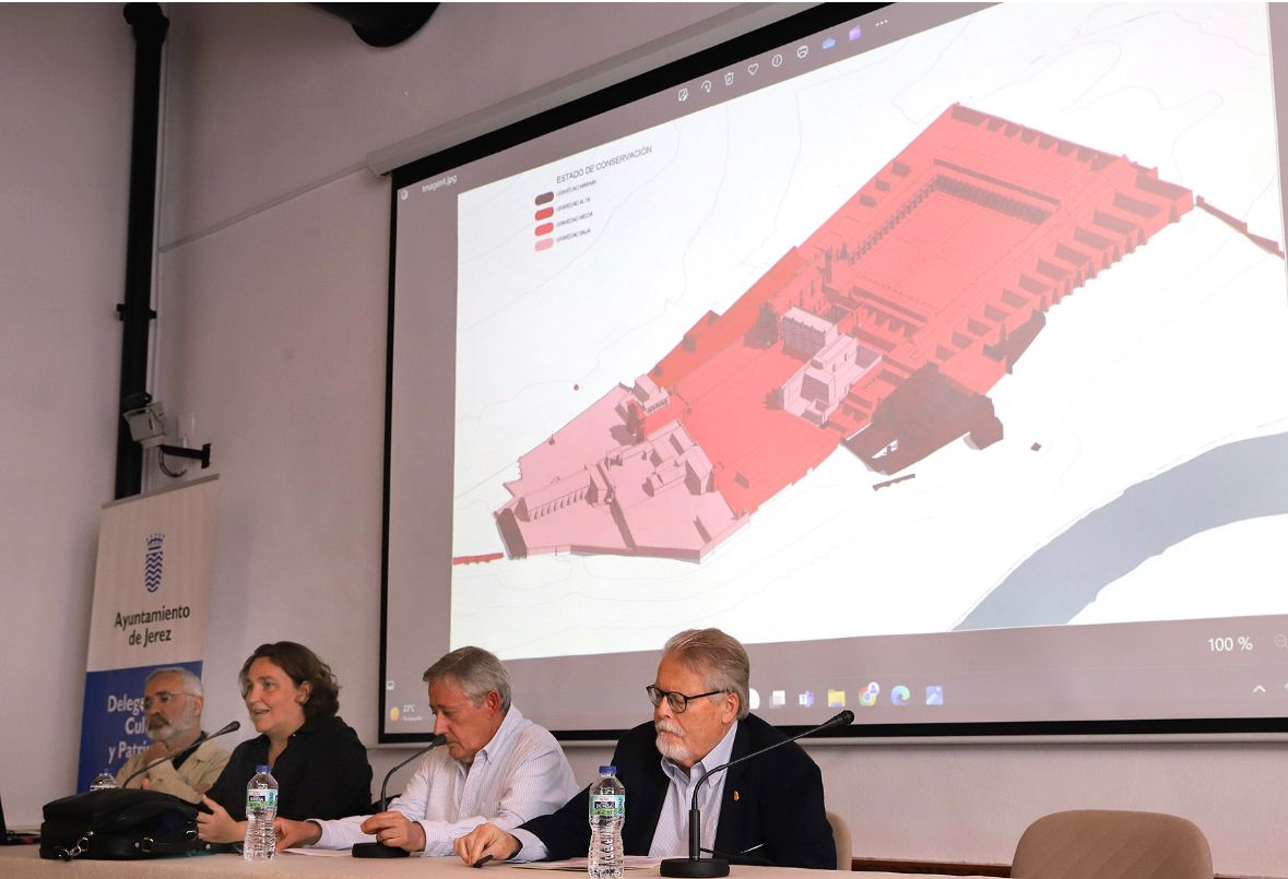 La delegada en la mesa presidencial de la jornada junto a otros intervinientes en el debate.  