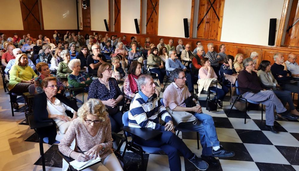El público asistente en la sala Julián Cuadra del Museo Arqueológico. 