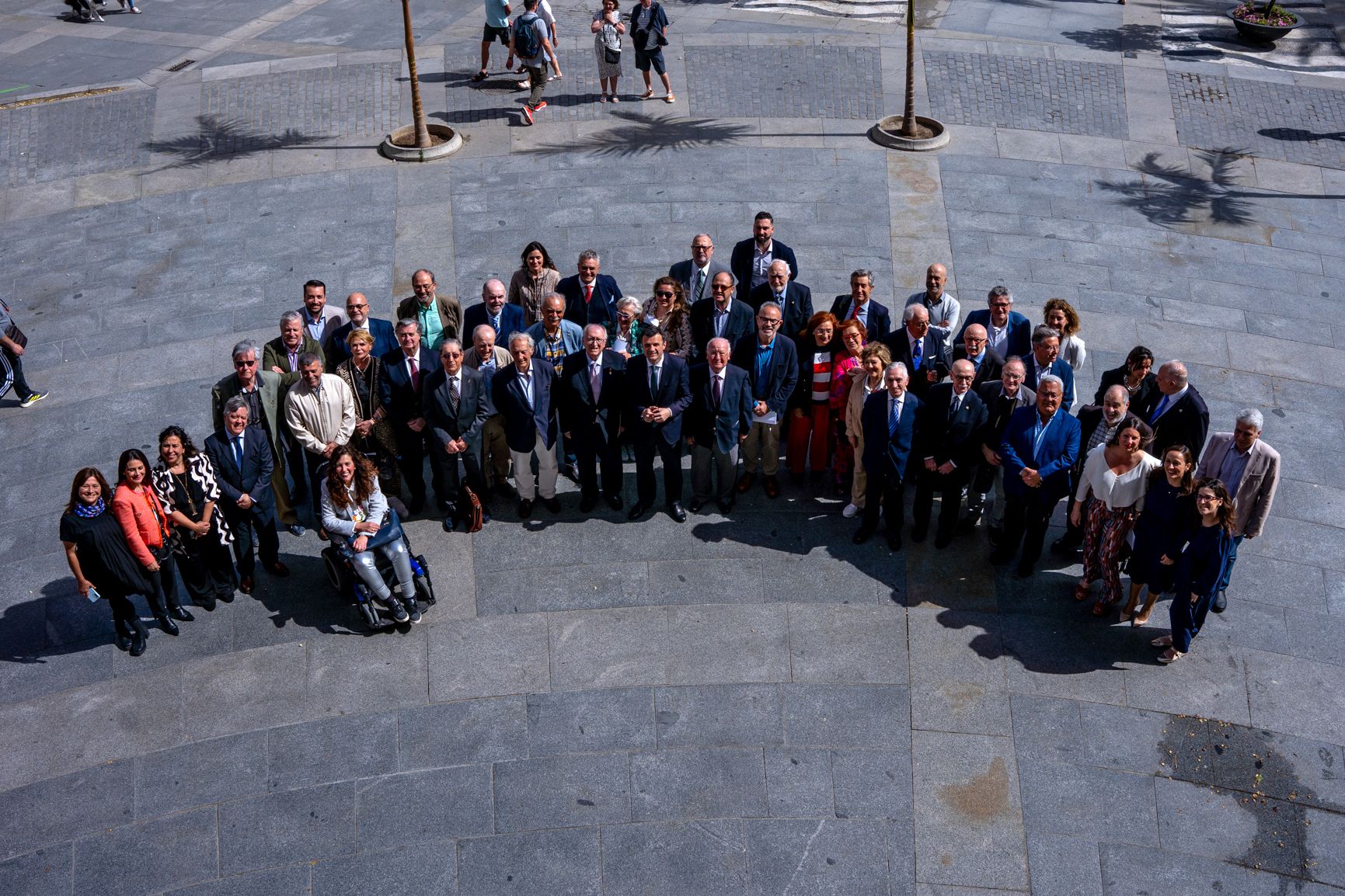 Anteriores y actuales concejales de Cádiz, vistos en la plaza de San Juan de Dios desde el balcón del Ayuntamiento.  REYNA