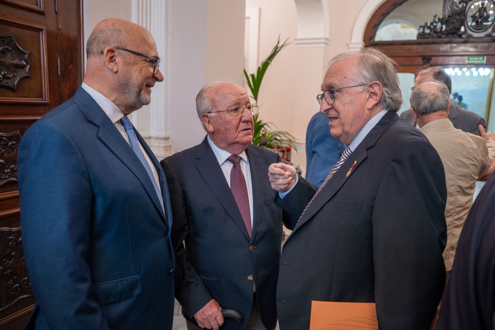 Antiguos concejales de Cádiz celebran el 45 ANV de la constitución de los ayuntamientos democráticos