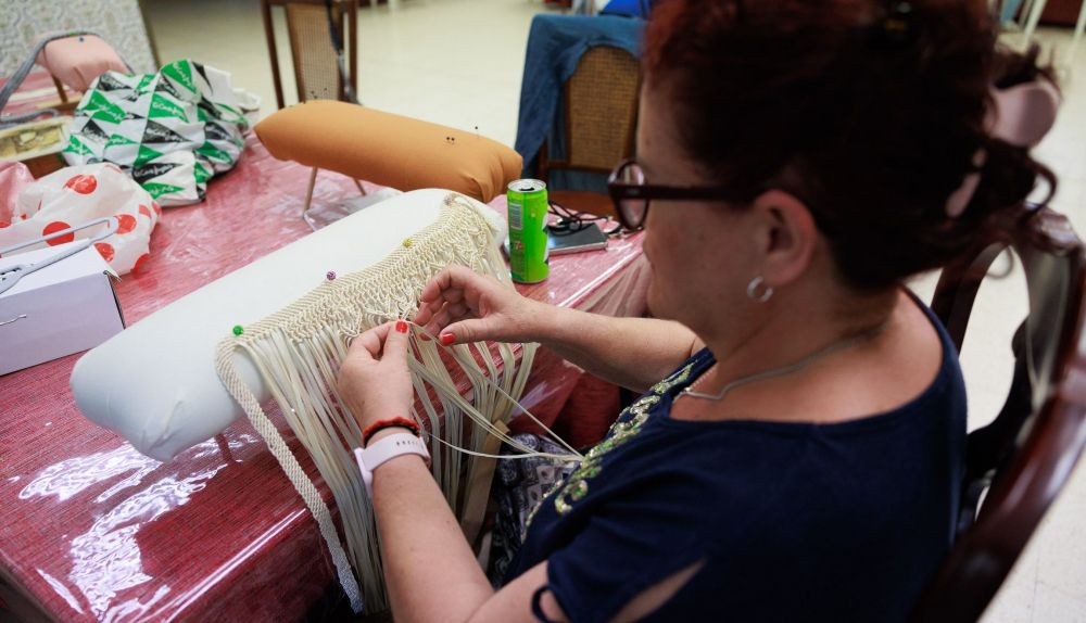 Merci realiza nudos durante la actividad en la sede de la asociación vecinal.