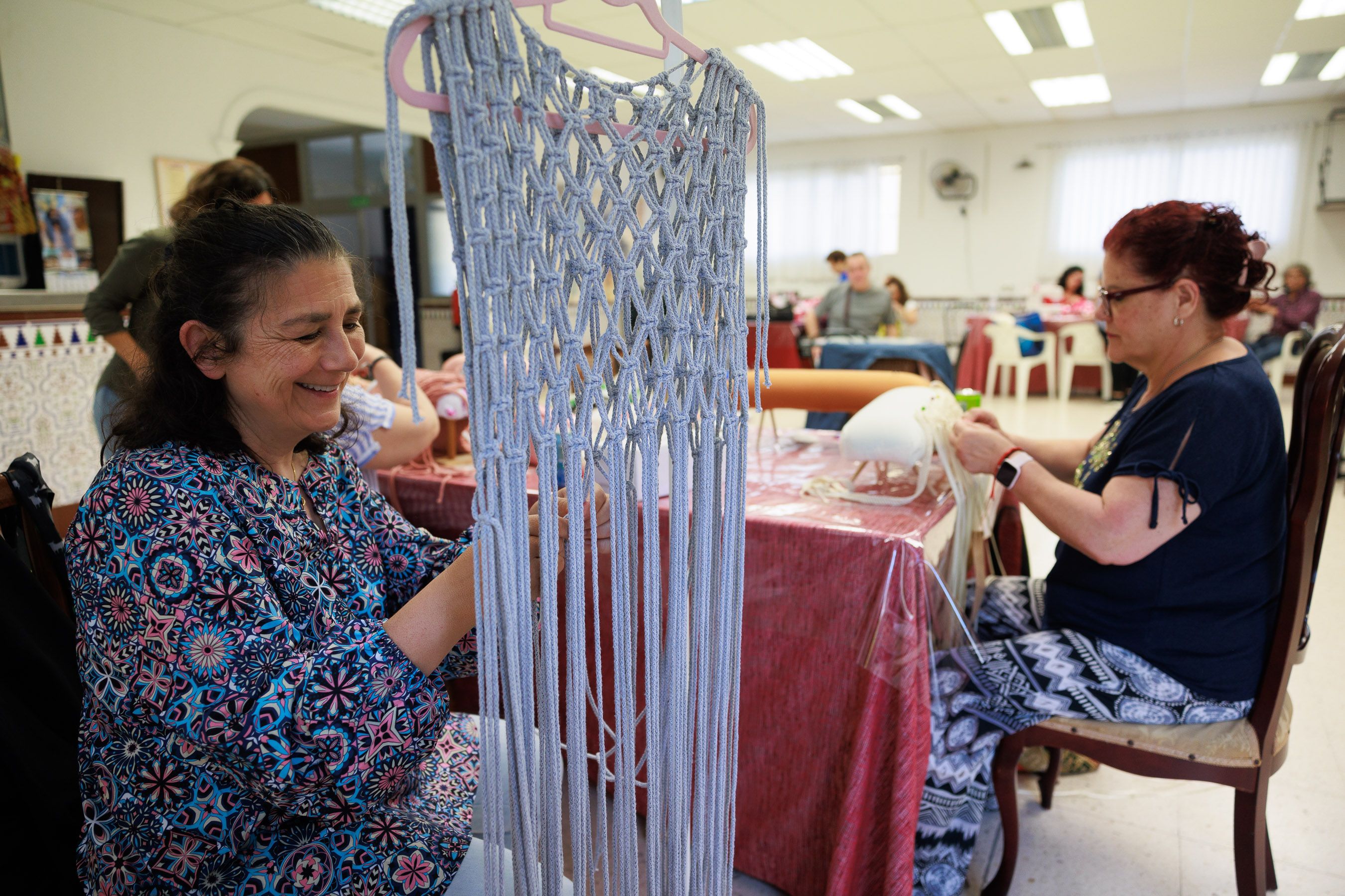Alicia hace un chaleco en el taller de macramé de la asociación de Torresoto.