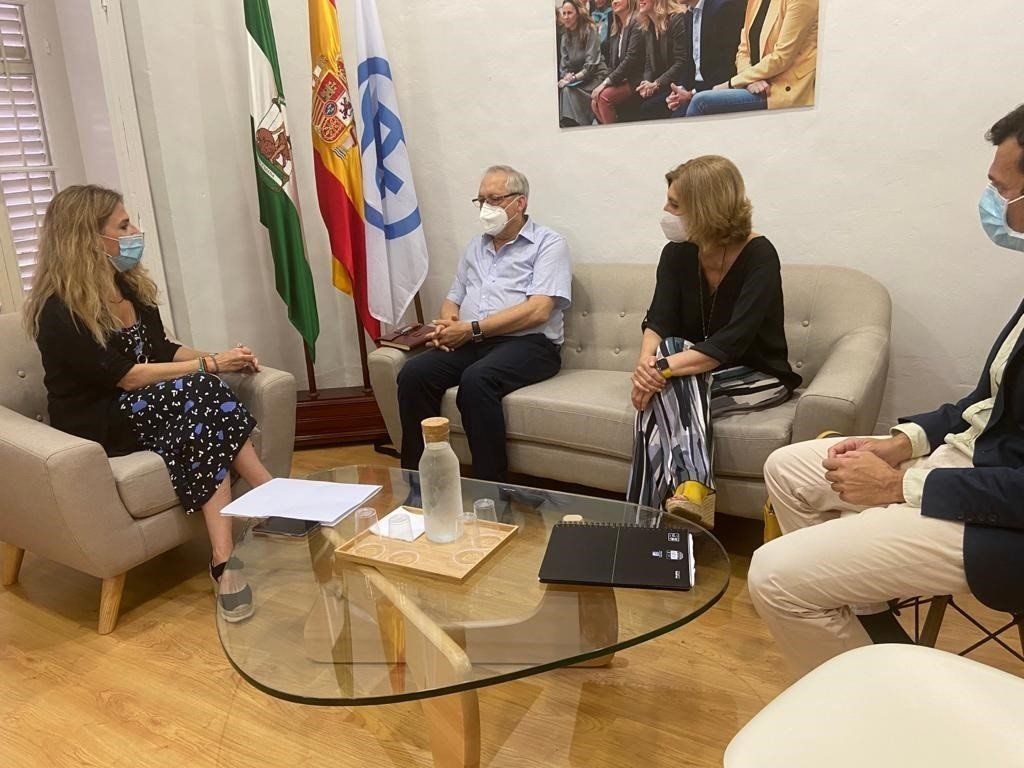 La presidenta del PP provincial, Ana Mestre, en una reunión con el presidente de Escuelas Católicas en Cádiz, Manuel Holgado, y la vicepresidenta de la asociación, Elena Aguilar.