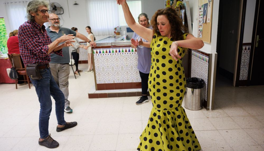 María se prueba el traje de flamenca que está haciendo.