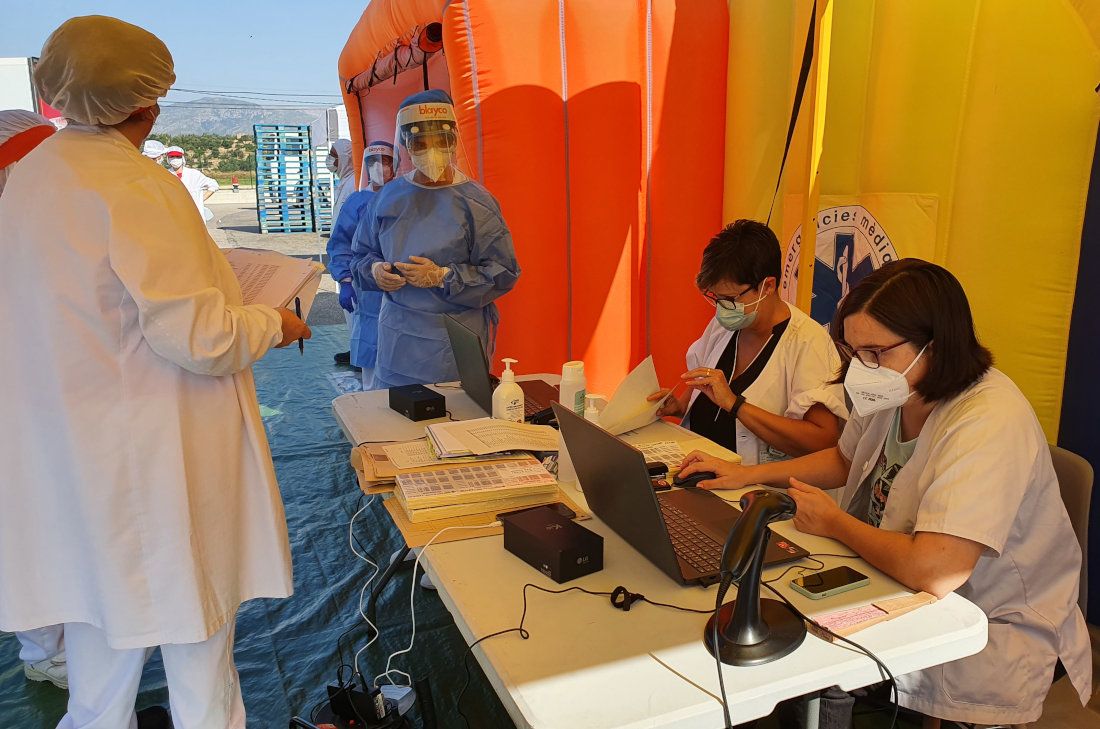 Varios sanitarios, en una carpa para realizar pruebas en Cataluña. FOTO: Generalitat