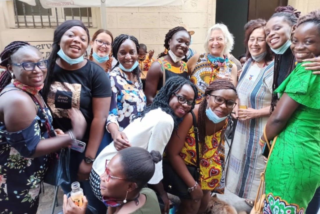 Varias alumnas costamarfileñas, con personal de la universidad. FOTO: UCA
