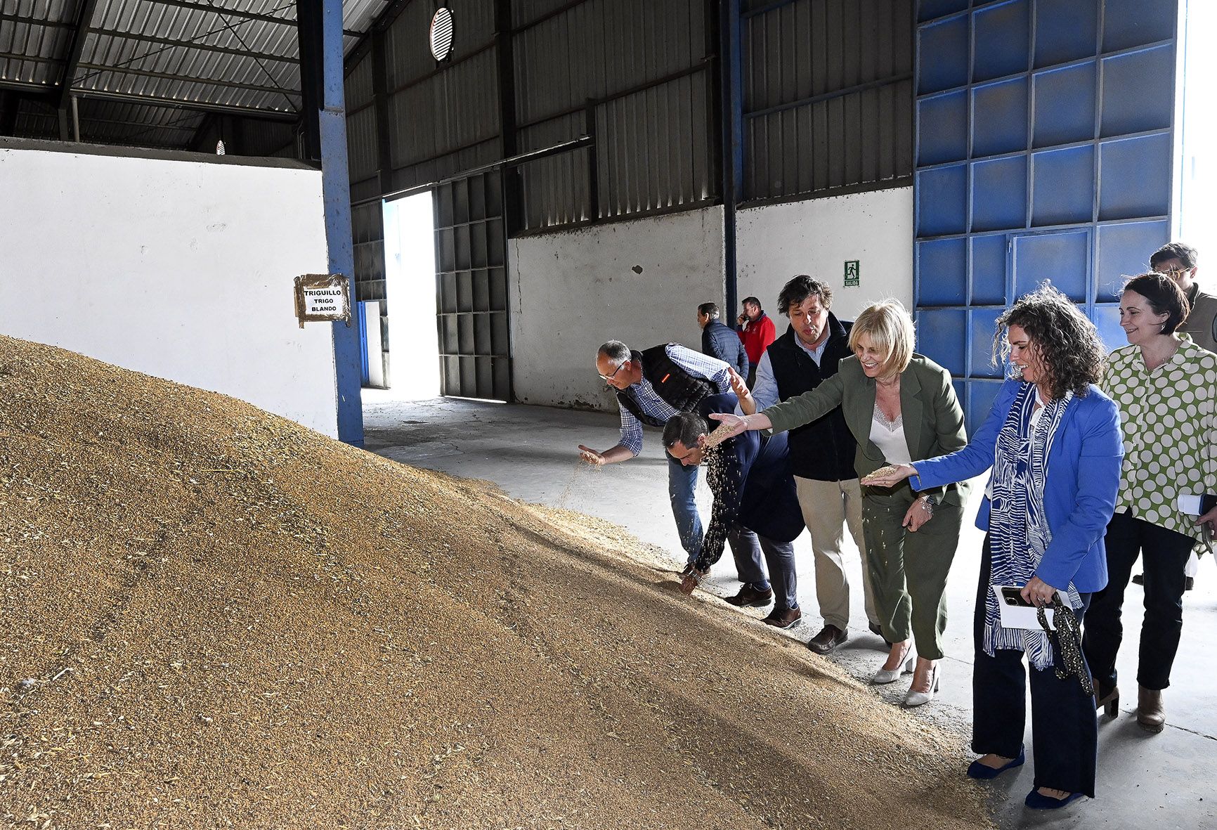 Cooperativa San Dionisio de Jerez: 21.000 hectáreas de cultivos y 21 millones de facturación. La alcaldesa en un almacén de cereales.