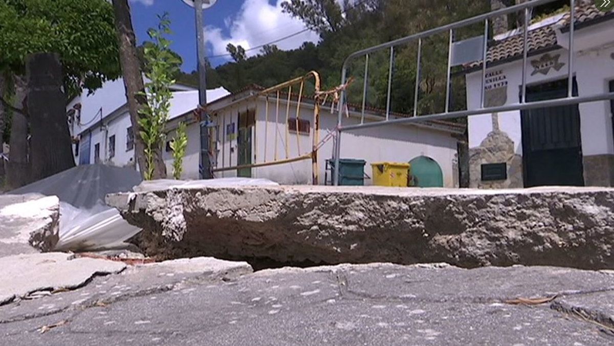 Escalón en el acerado de la calle Sevilla, en El Bosque. FOTO: Canalsur