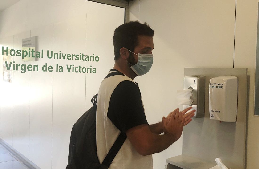 Un chico acude al hospital de la Victoria en Málaga. FOTO: SAS