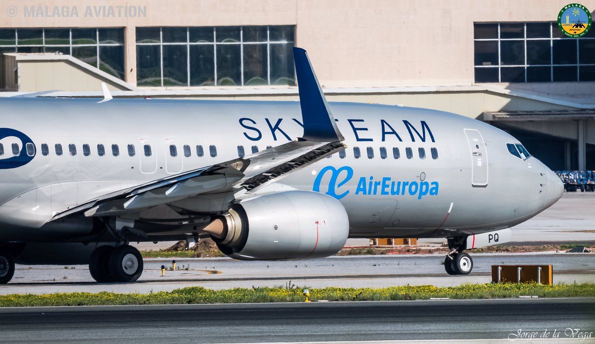 Descubre las claves infalibles para conseguir vuelos baratos. Un avión de Air Europa en el aeropuerto de Málaga, en una imagen de archivo.