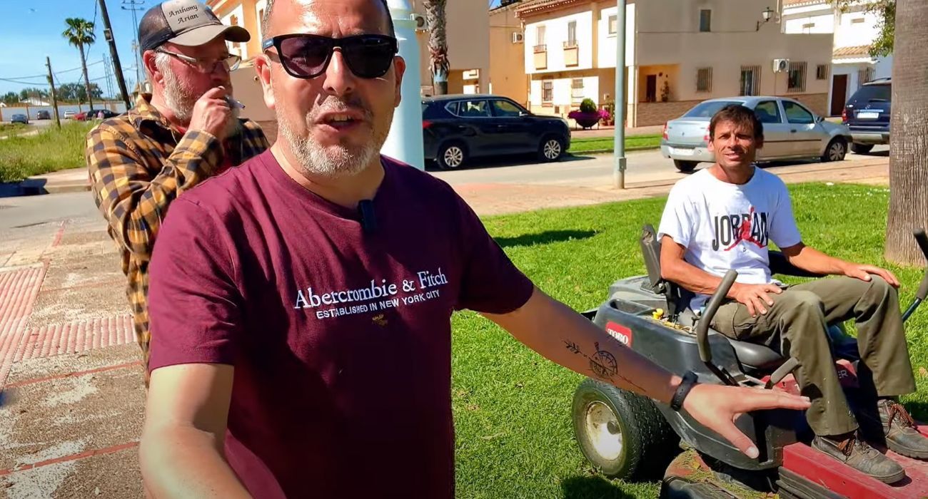Mister Fog, en su paseo por Guadalcacín, una ELA de Jerez.