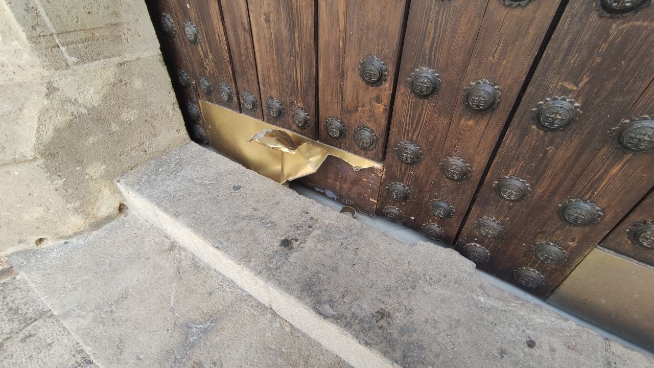 Estado en que ha quedado la puerta de la iglesia este viernes.  CANDELA NÚÑEZ
