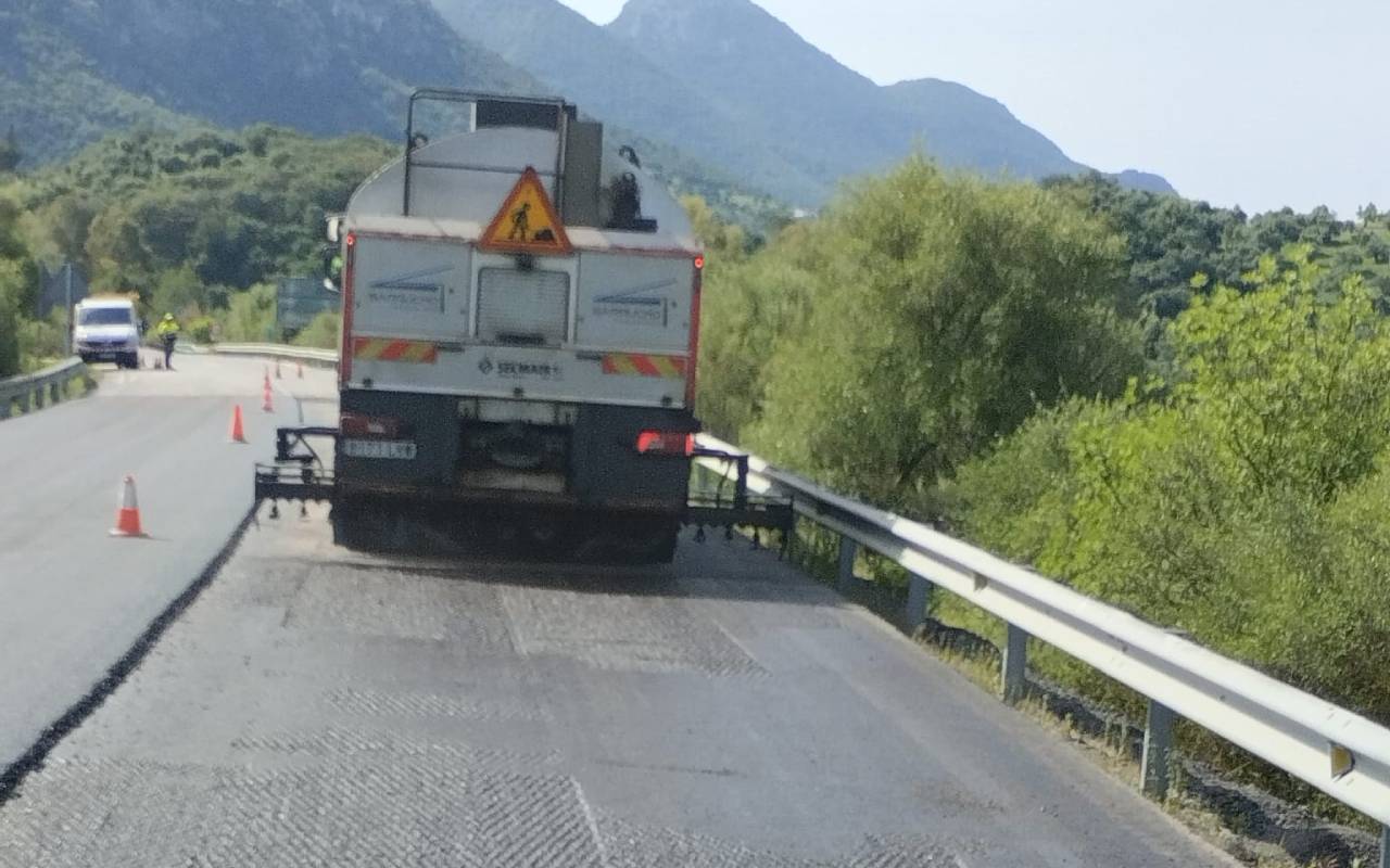 Imagen de las obras que se están llevando a cabo en esta carretera de la Sierra de Cádiz.  JUNTA DE ANDALUCÍA