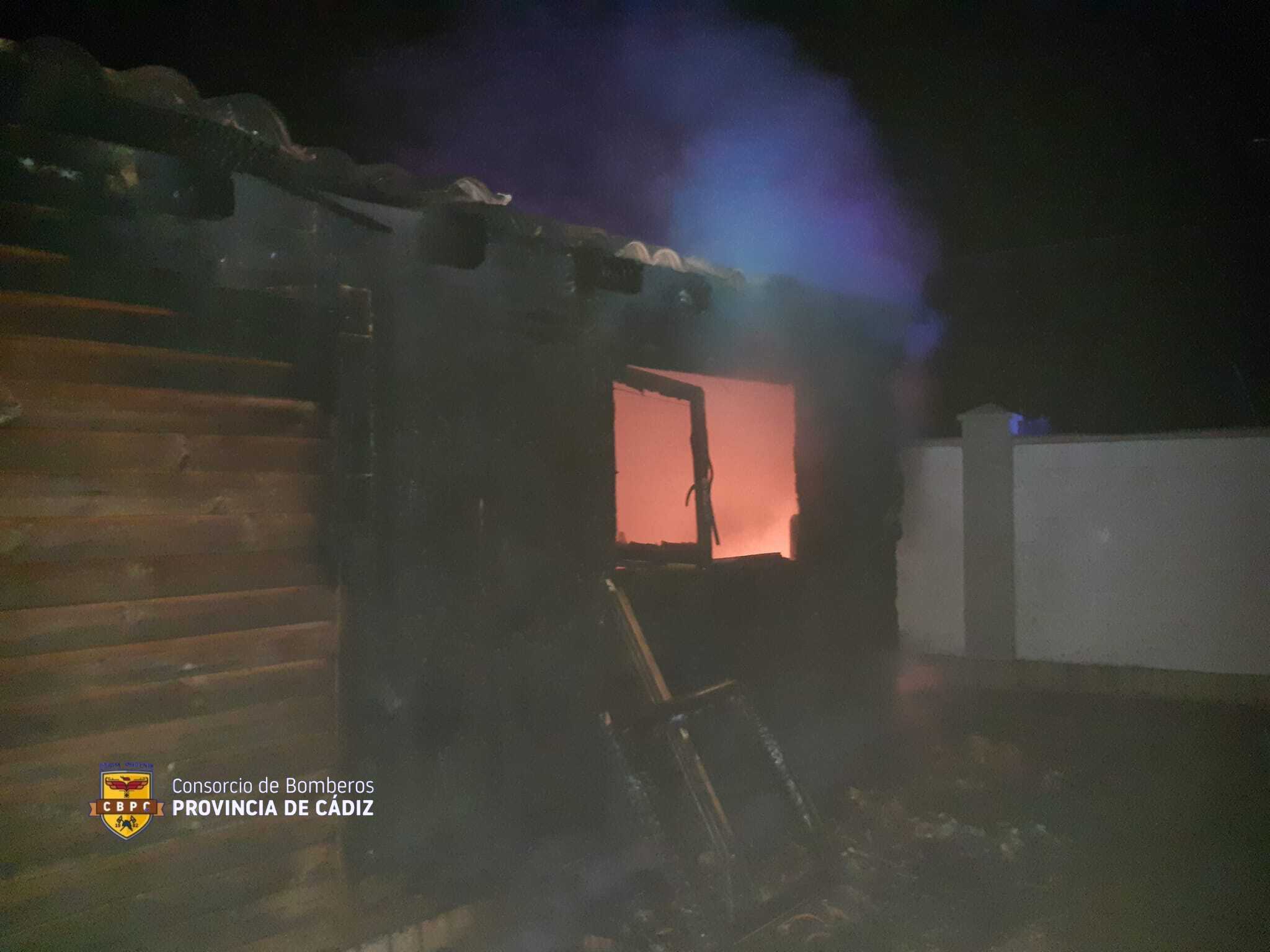 Imagen del incendio en una casa de la barriada de Cuartillos publicada por los bomberos de la provincia de Cádiz en redes sociales.