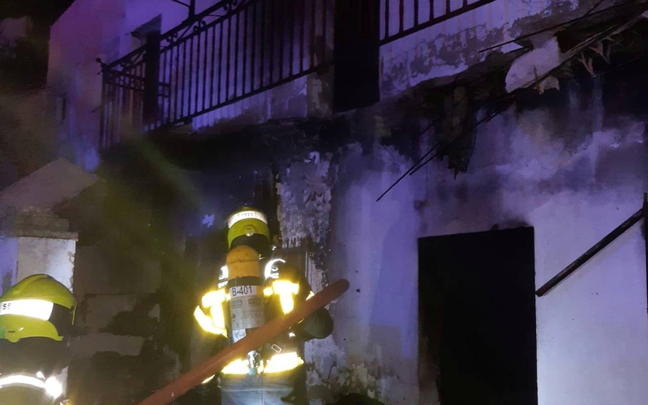 Un momento de las labores de extinción del incendio, publicado por el Consorcio de Bomberos de la provincia de Cádiz.