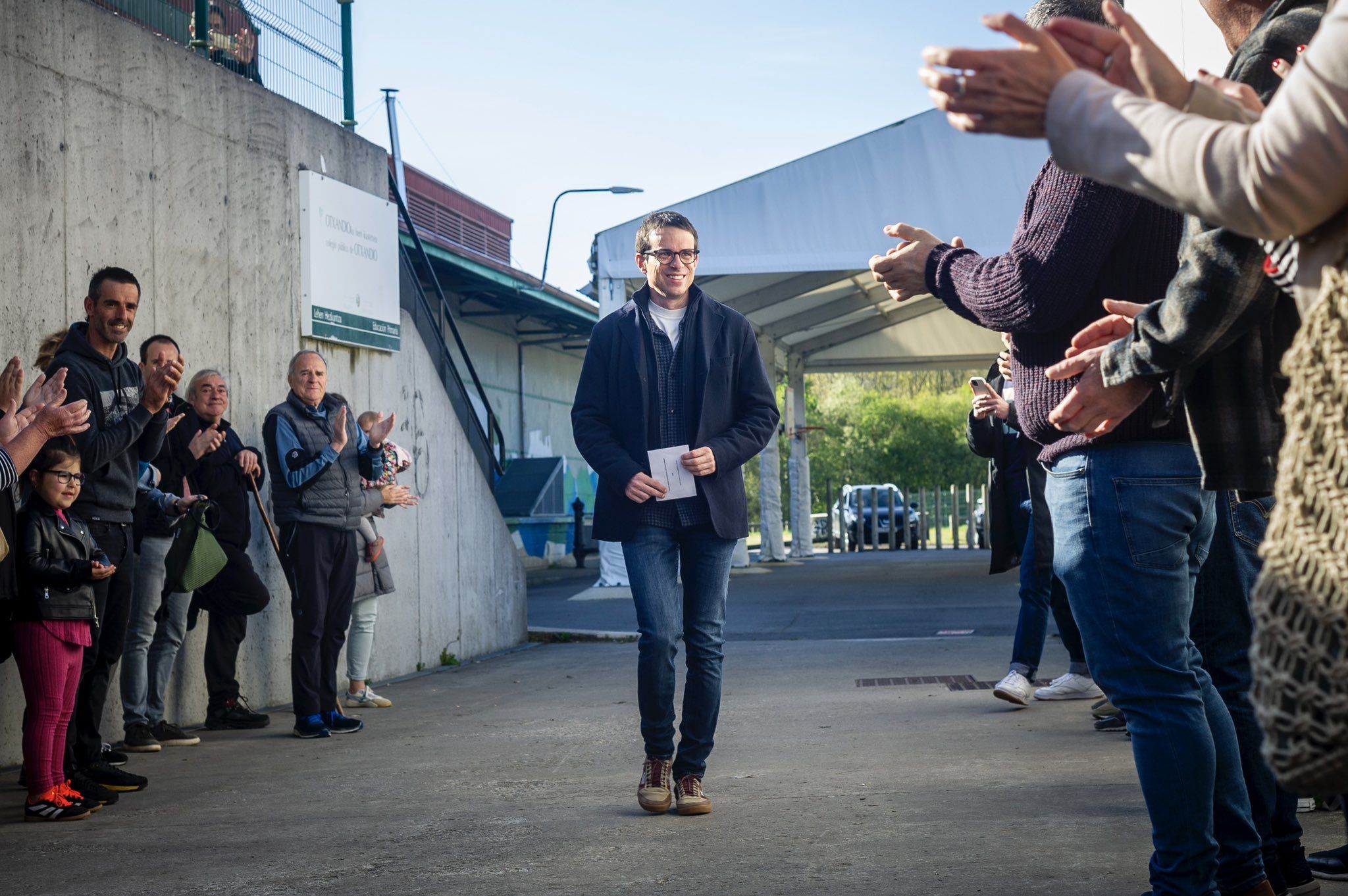 Pello Otxandiano, aspirante a lehendakari por EH Bildu, este domingo acudiendo a votar, en una imagen publicada en sus redes sociales.