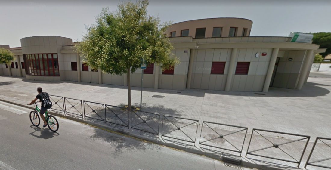 Imagen del centro de salud Los Gallos, en Chiclana, que pasará a manos de la Junta, en una imagen de Google Maps.