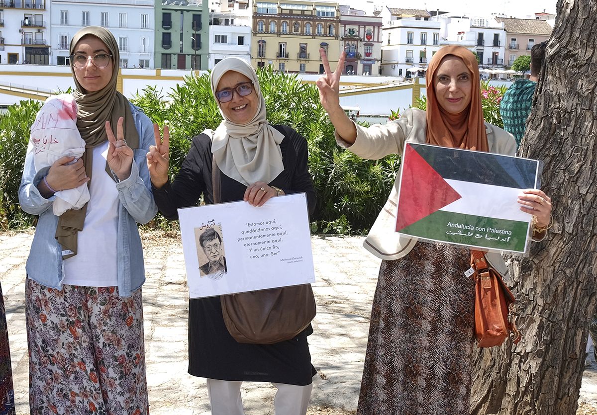 Tres manifestantes en Sevilla en la concentración en apoyo a Palestina este domingo, una de las decenas convocadas en Andalucía.  JOSÉ LUIS TIRADO