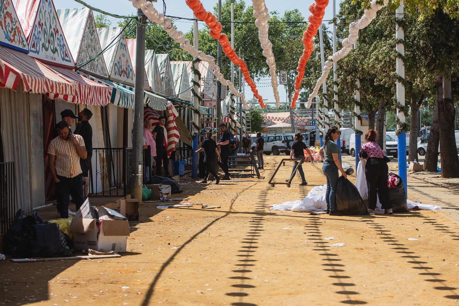 El desmontaje de la Feria de Sevilla, en imágenes.