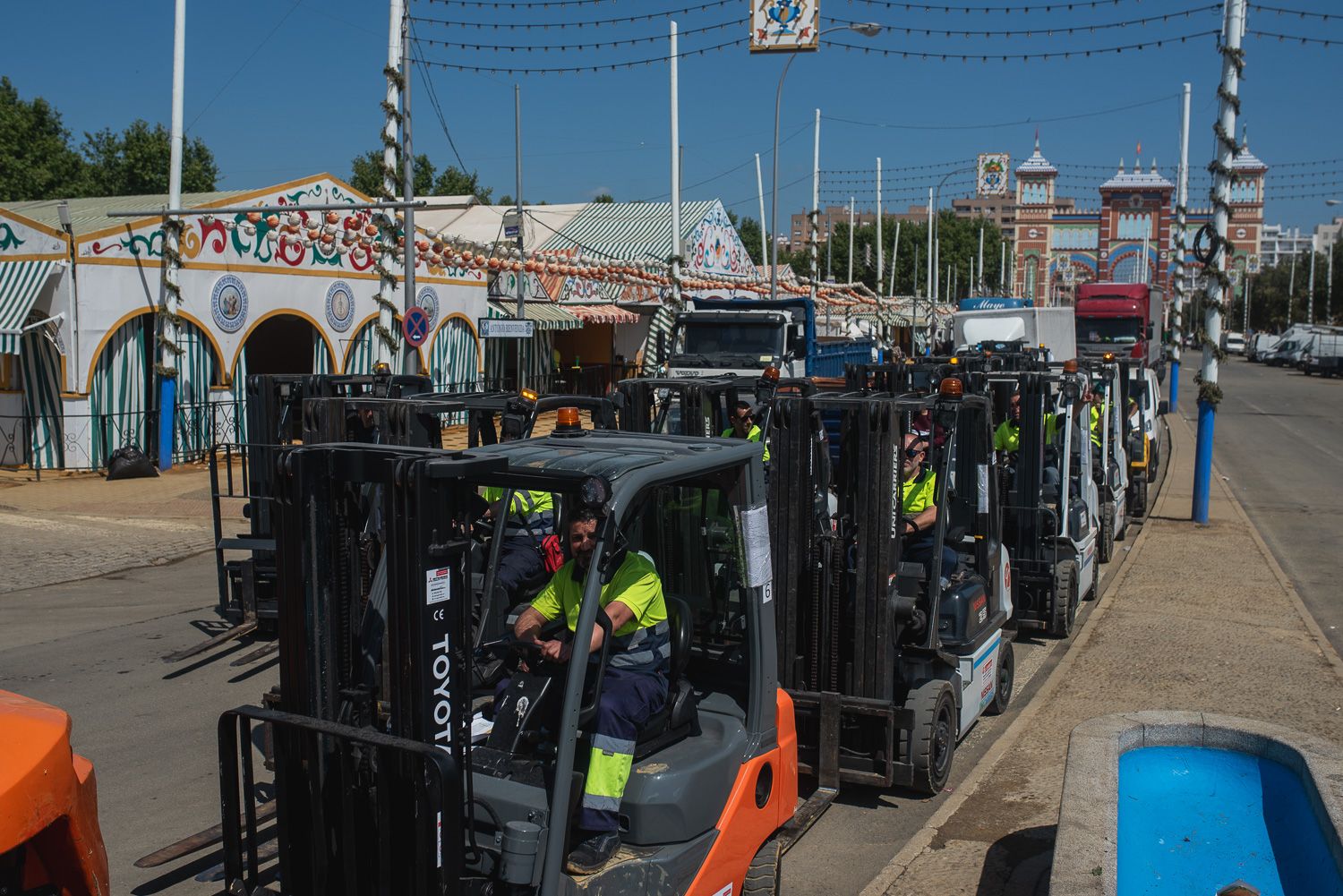 El desmontaje de la Feria de Sevilla, en imágenes.