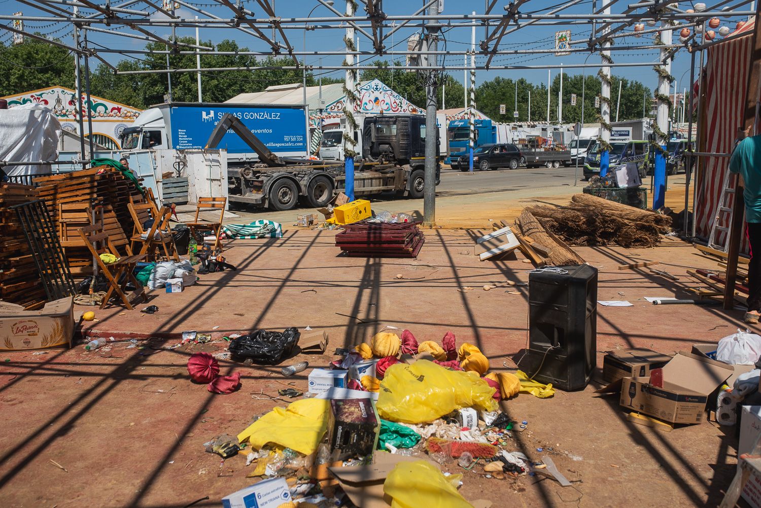 El desmontaje de la Feria de Sevilla, en imágenes.