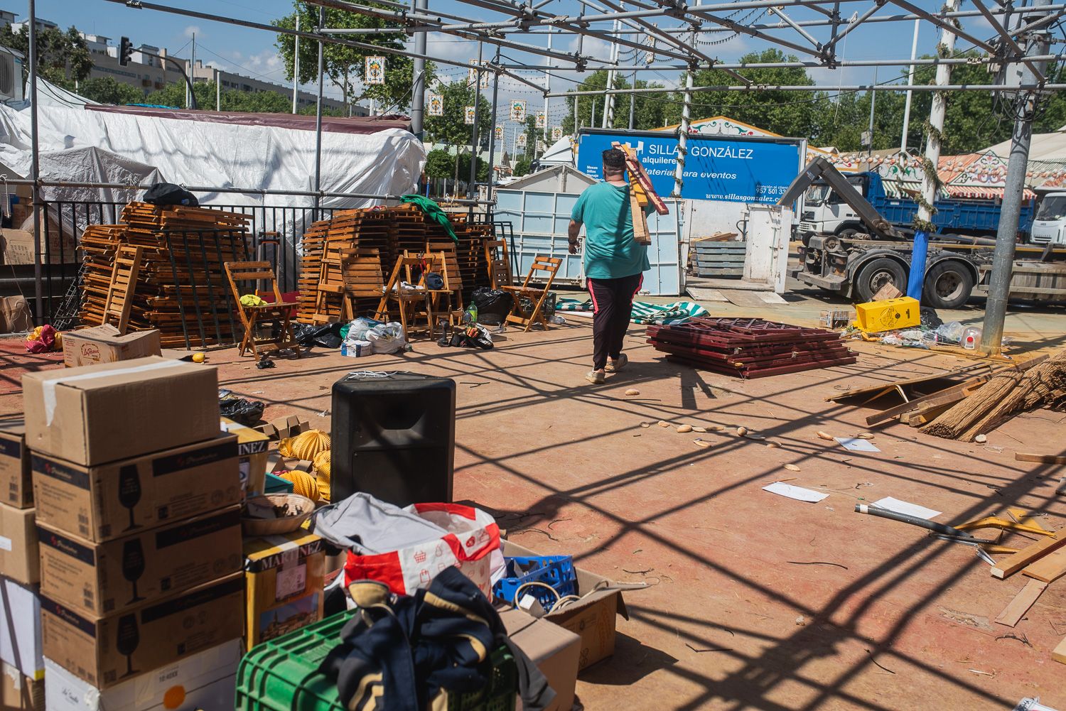 El desmontaje de la Feria de Sevilla, en imágenes.