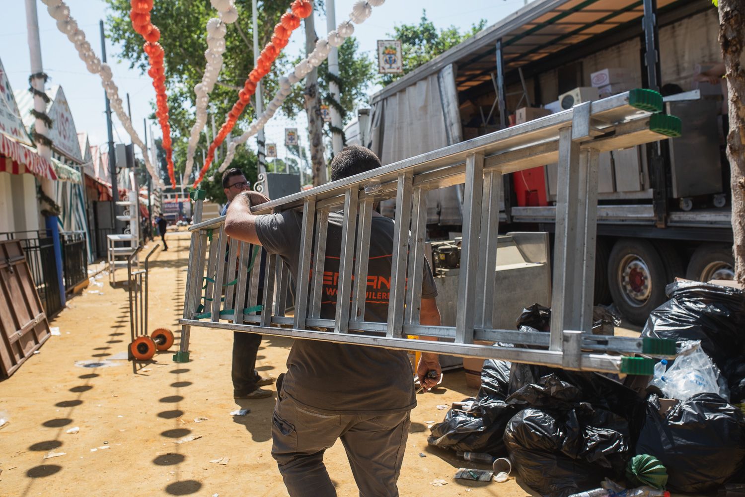 El desmontaje de la Feria de Sevilla, en imágenes.