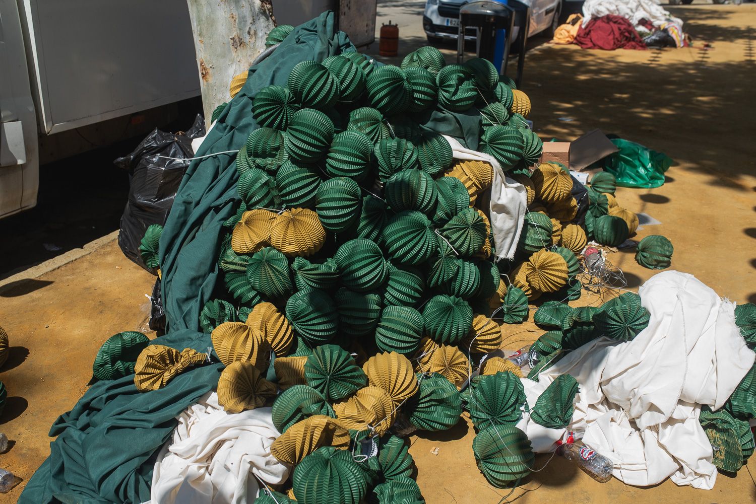 El desmontaje de la Feria de Sevilla, en imágenes.