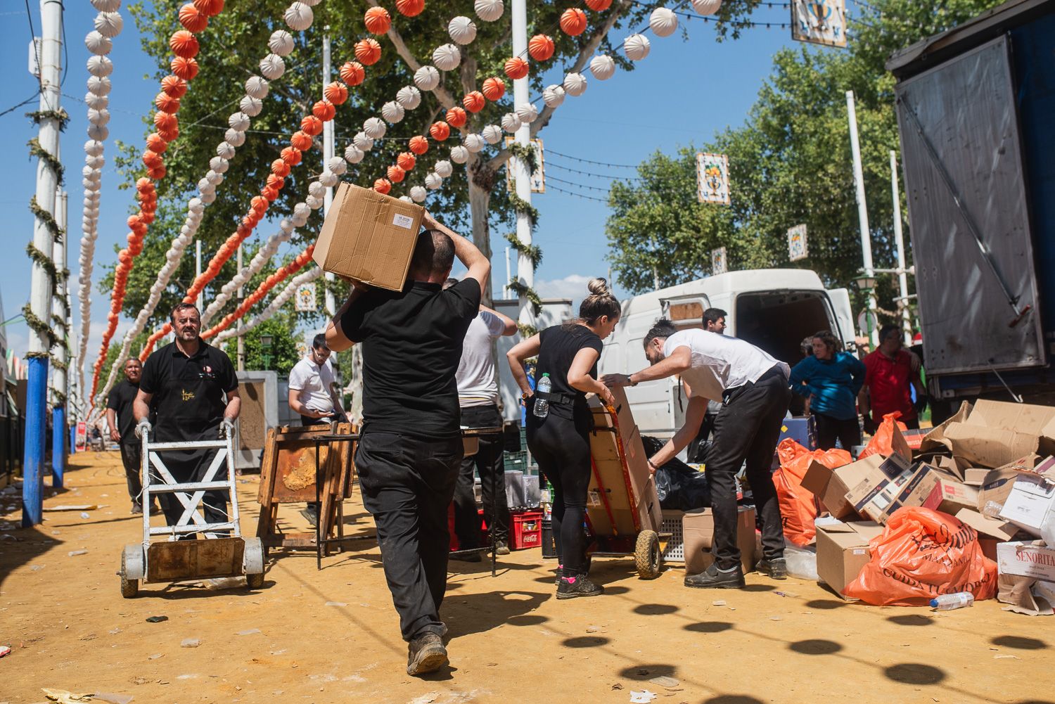 El desmontaje de la Feria de Sevilla, en imágenes.