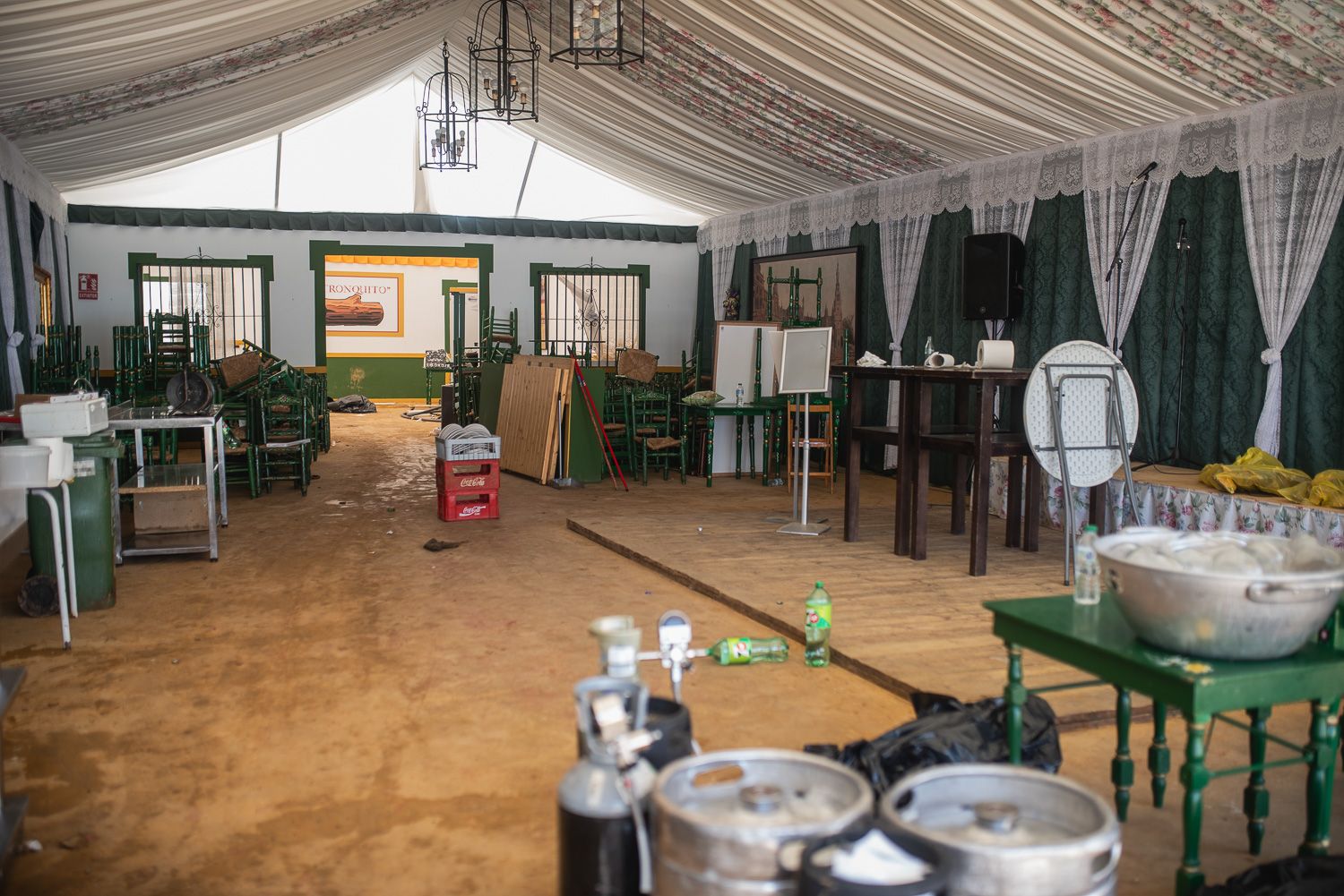 El desmontaje de la Feria de Sevilla, en imágenes.