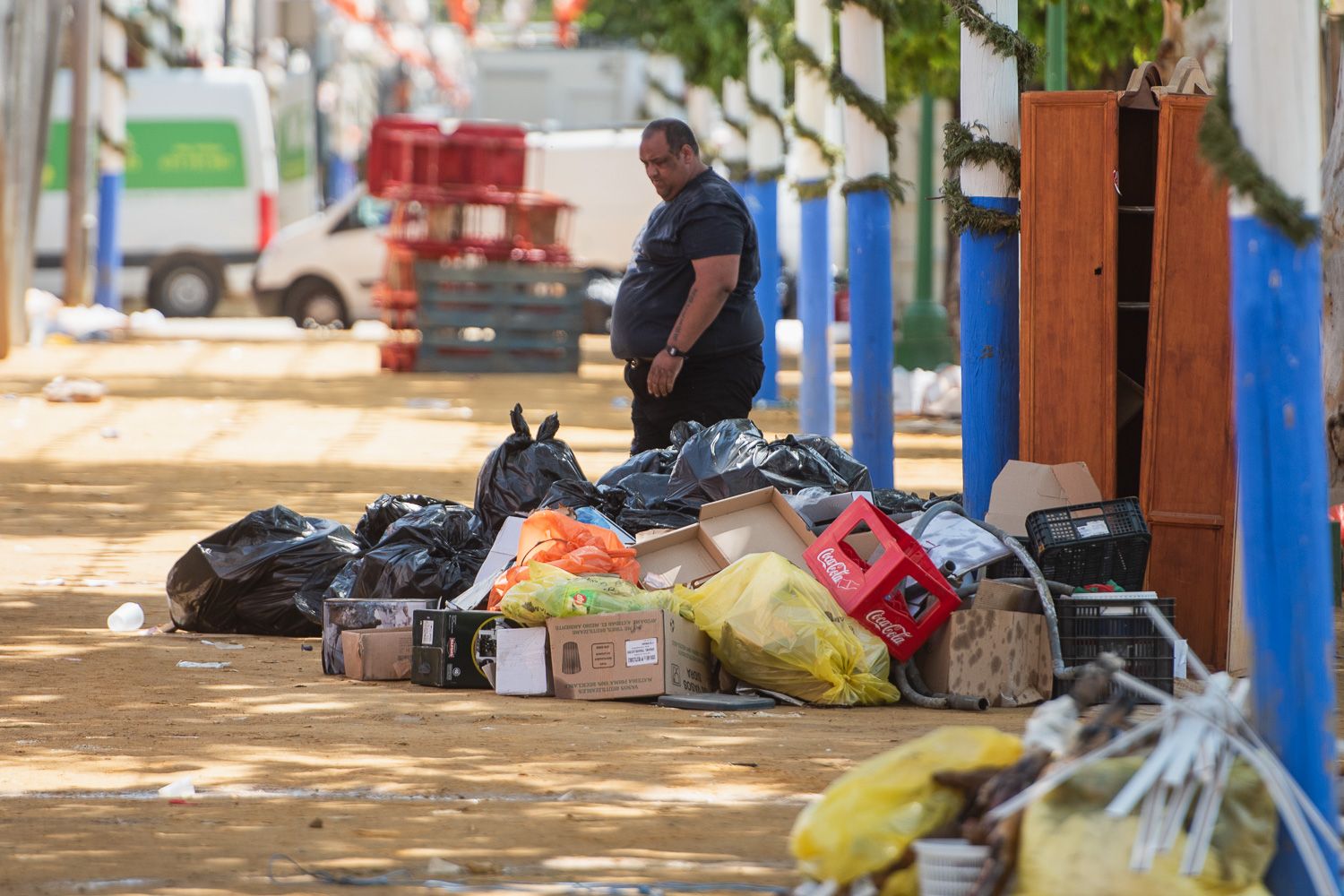 El desmontaje de la Feria de Sevilla, en imágenes.