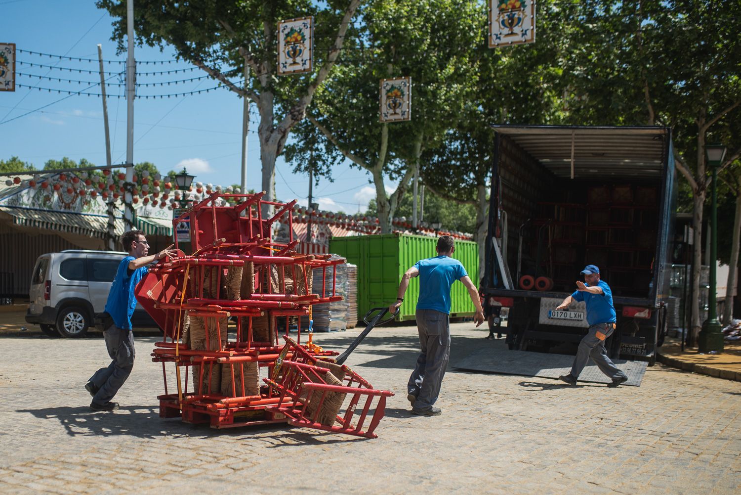 El desmontaje de la Feria de Sevilla, en imágenes.