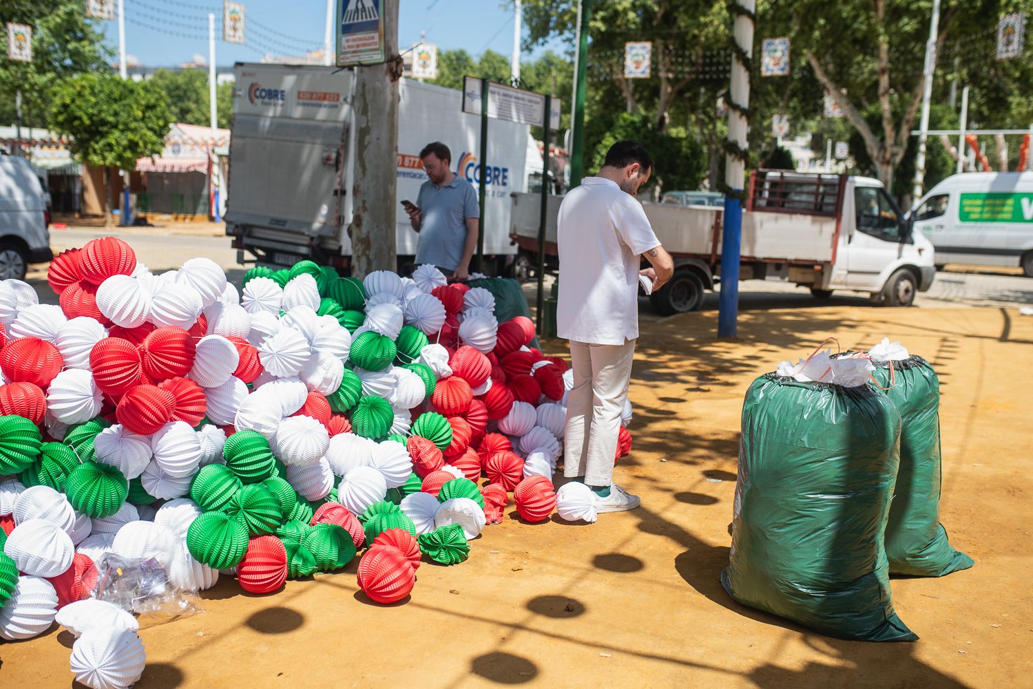 El desmontaje de la Feria de Sevilla, en imágenes.