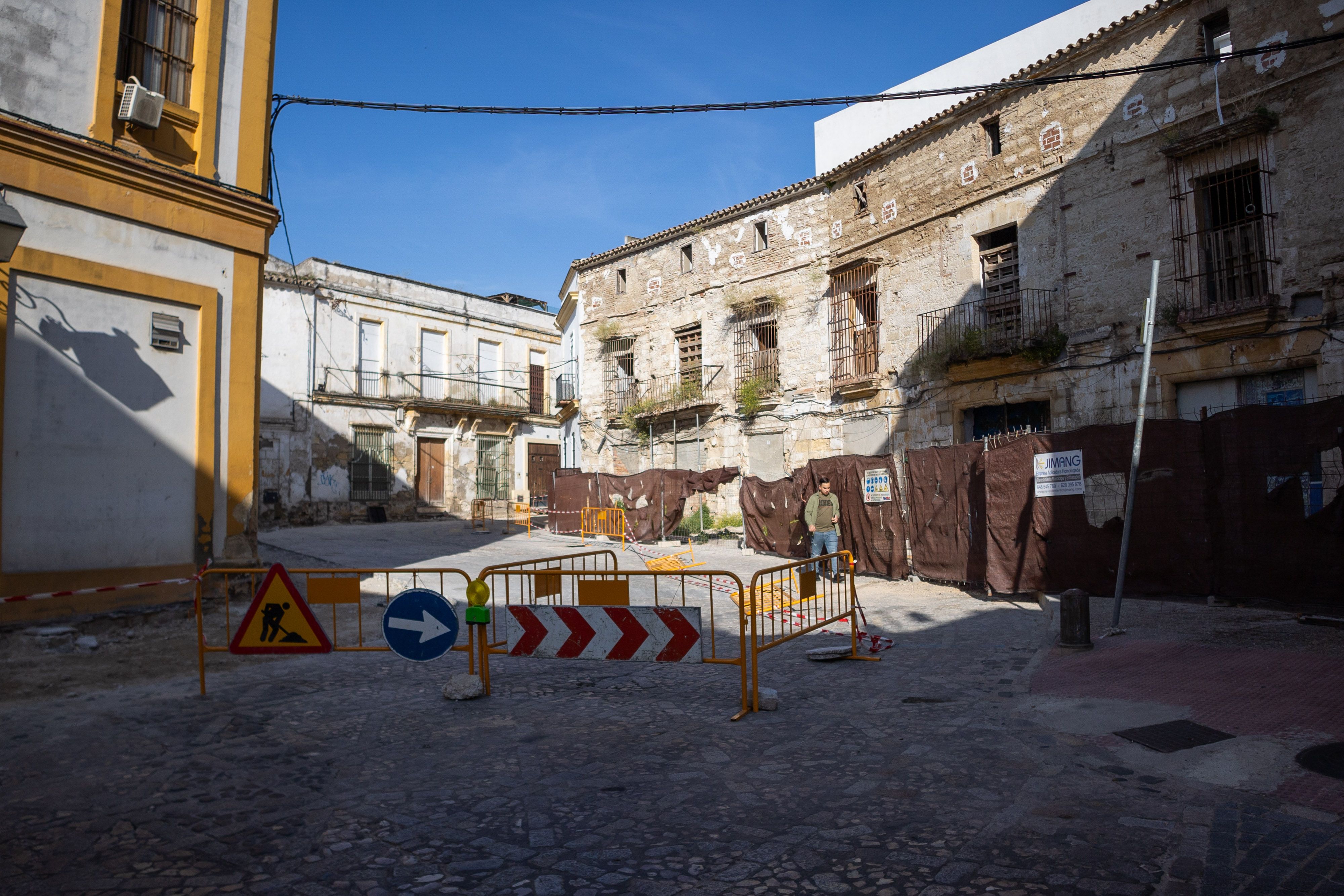 Obras en la calle Barranco, justo en la que será una de las fachadas del Museo del Flamenco de Andalucía en Jerez, en una imagen reciente.
