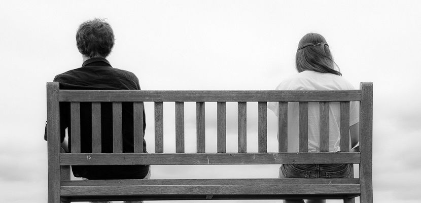Una pareja sentada en un banco.