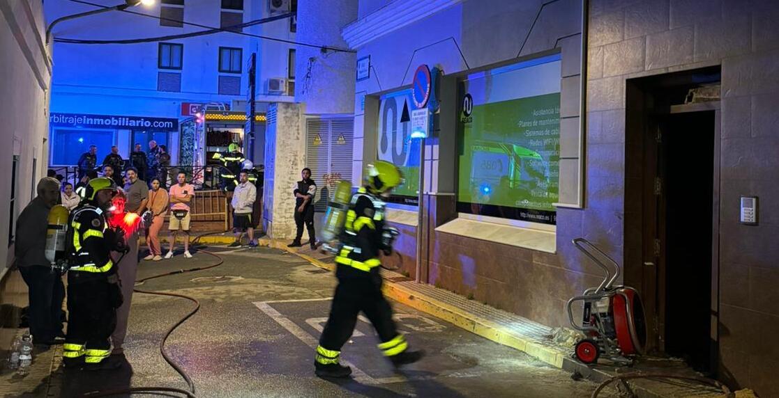 La actuación de los bomberos en el incendio de Chiclana.
