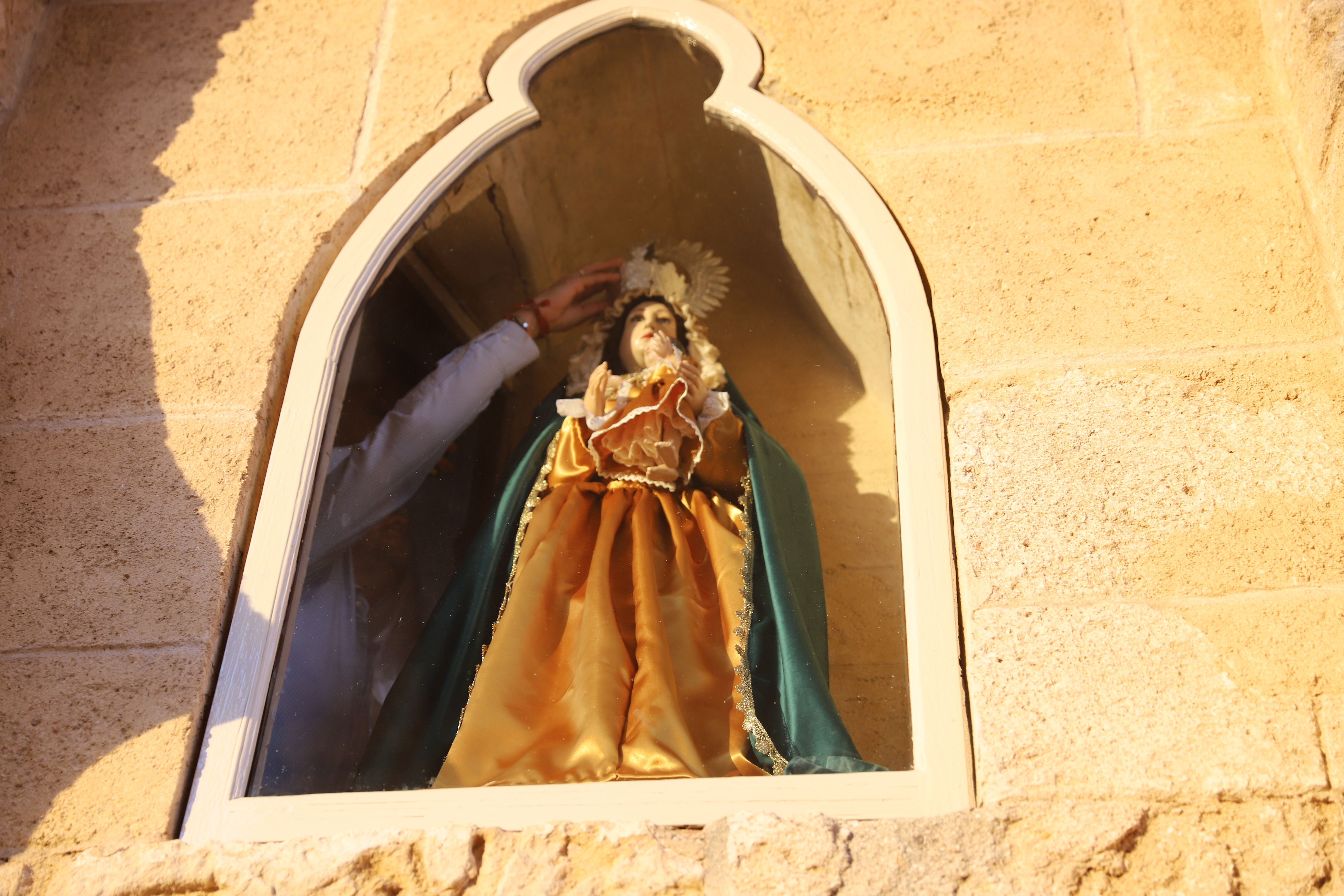 La talla de la Virgen de la Pastora vuelve a su arco en Medina Sidonia. 