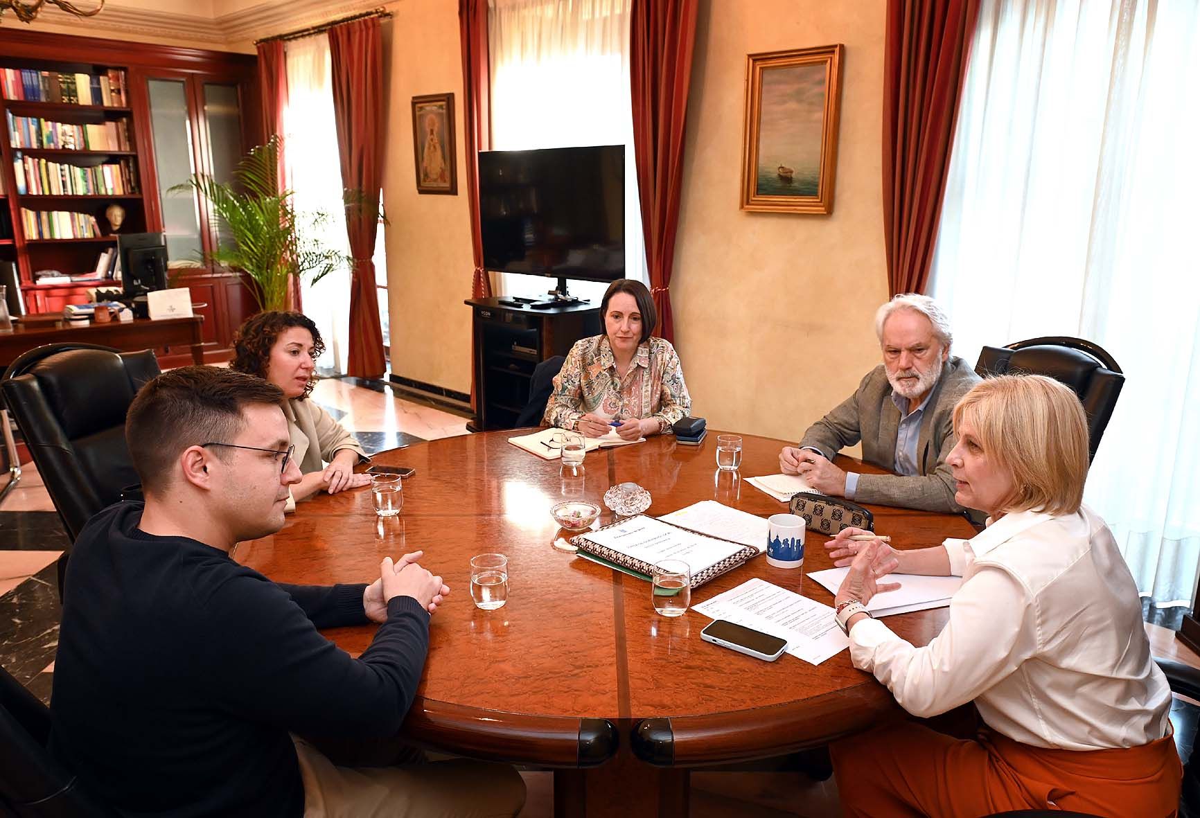 La alcaldesa y delegados junto a responsables de IKEA.