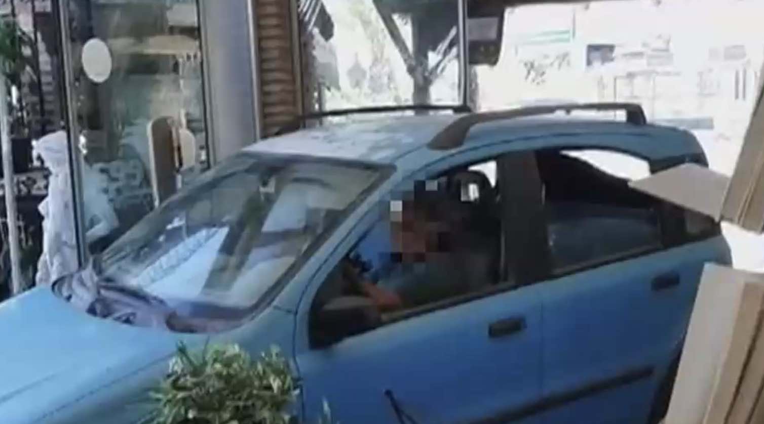El coche, empotrado en el negocio, con la mujer al volante. IMAGEN: CANAL SUR El coche, empotrado en el negocio, con la mujer al volante. IMAGEN: CANAL SUR