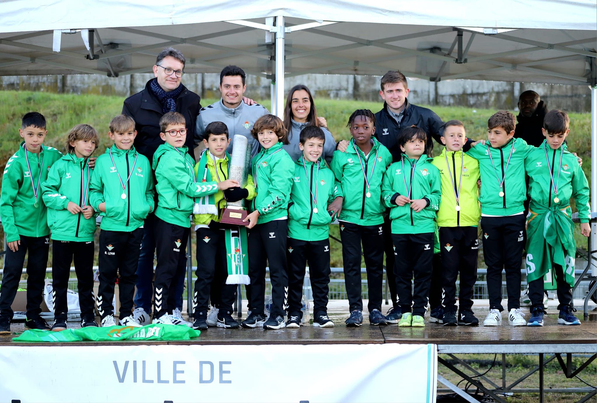 El joven equipo del Real Betis que ha conquistado un torneo internacional en Francia.