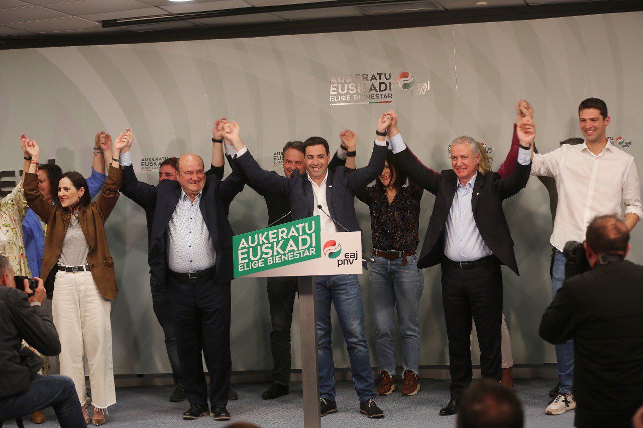 Imanol Pradales, junto a compañeros del PNV, tras ganar las elecciones vascas.