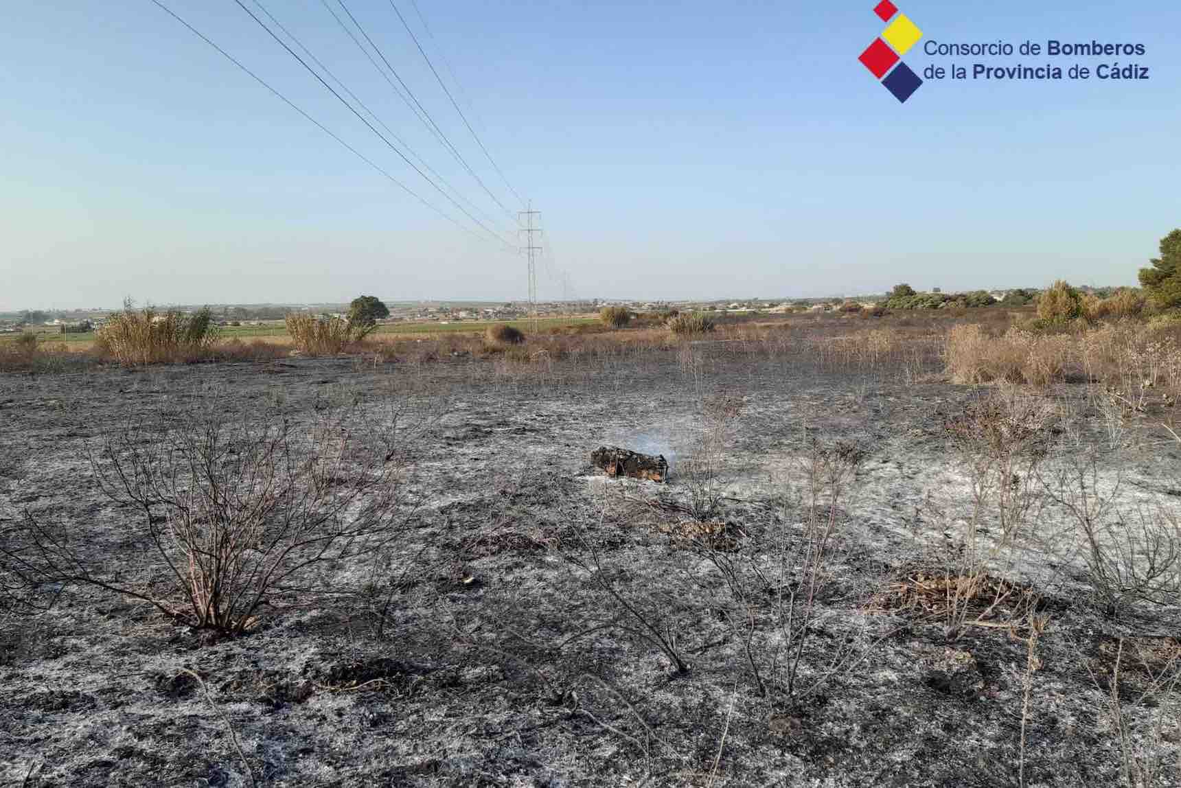 Estado del campo de golf tras el incendio.